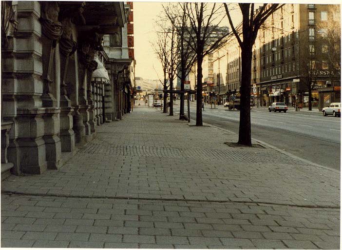 1986-04-12 Vy från Sveavägen 56 söderut i riktning mot Tunnelgatan och mordplatsen. (Rekonstruktionsfoto E13-01-E).jpg