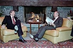 USAs president Ronald Reagan och Michail Gorbatjov Toppmöte i Genève 1985-10-19.jpg