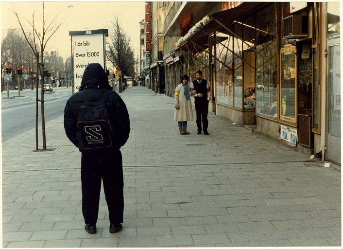 1986-04-12 Nicola Fauzzi ser makarna Palme utanför butiken La Carterie , Skandiahuset (Rekonstruktionsfoto E13-01-E).jpg