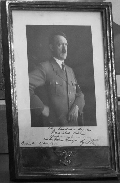 Fil:1936-03-12 Signed Photograph of Adolf Hitler and His Best Wishes for Reza Shah Pahlavi - Sahebgharanie Palace - Niavaran Palace (Wikimedia Commons).jpg