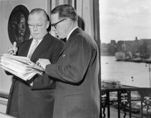 1962-03-28 Bertil Kugelberg VD SAF och Eije Mossberg VD SCA tar en titt i pappren i SAFs lokaler inför sista avtalsronden.jpg