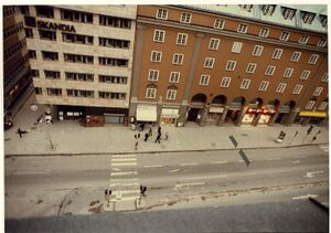 E9979-00-J Sveavägen mellan mordplatsen och Apelbergsgatan, cirka 80 meter..jpg