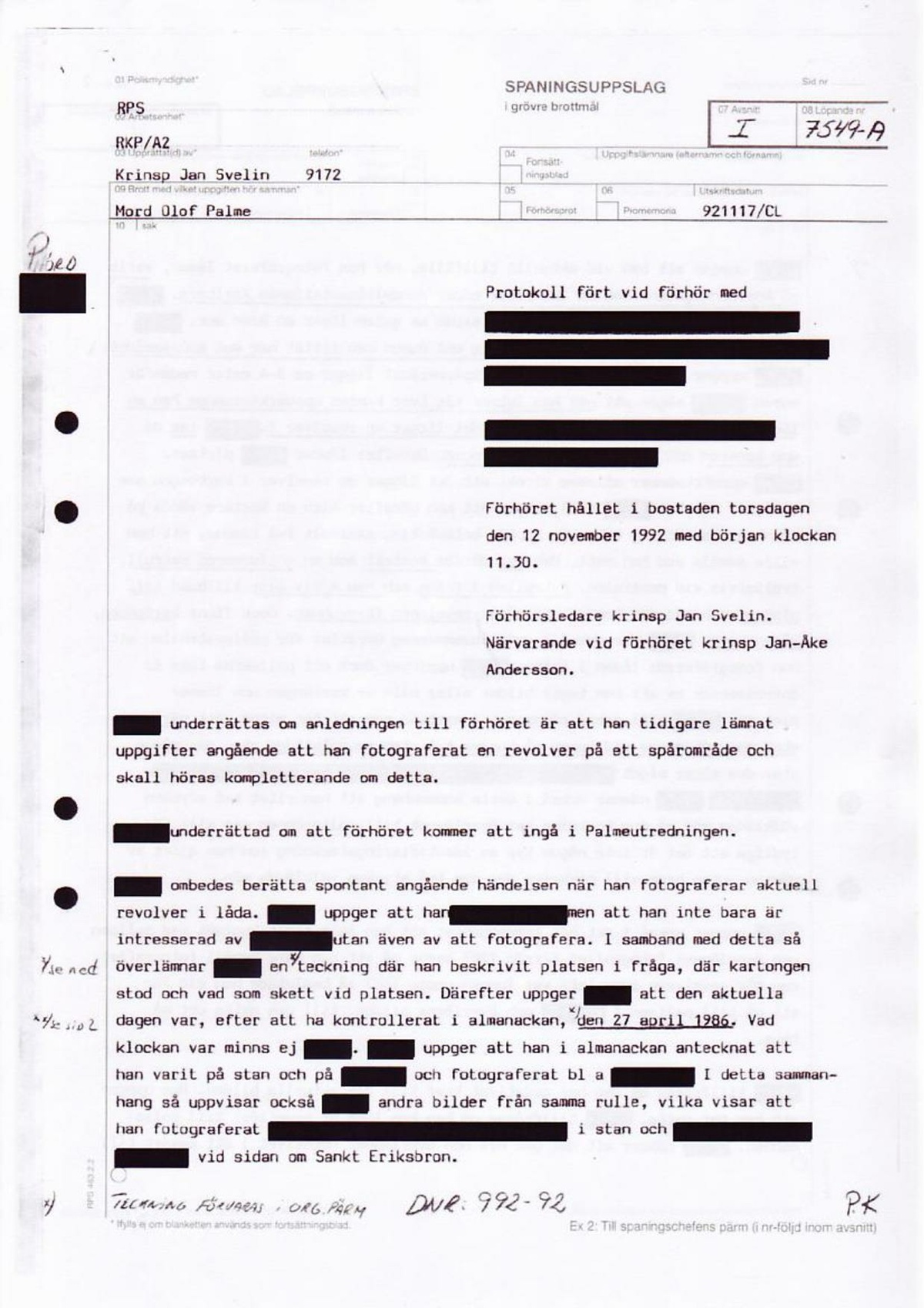 Pol-1992-11-17 I7549-00-A Man fotar revolver i kartong på rälsen vid Karlberg.pdf