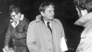 Till vänster statssekreteraren Ulf Dahlsten 1985.png