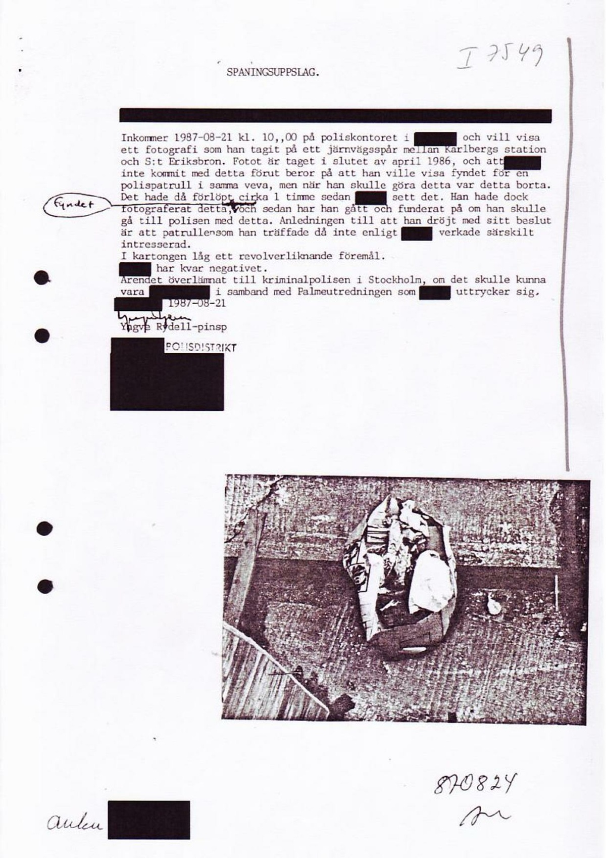Pol-1987-08-21 I7549-00 Man fotar revolver i kartong på rälsen vid Karlberg.pdf
